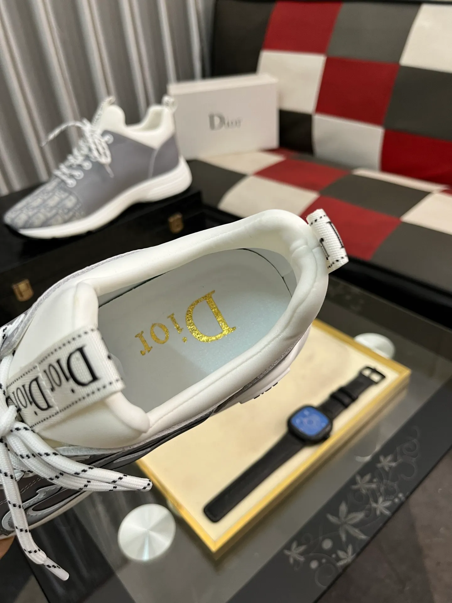 Men's clothing and shoes 💰458⌚️⌚️ Dior's casual and sporty style is combined with the elements of dad bag-soled shoes. It has successfully broken through the dad shoe style that has been on the streets in recent years and has become a beautiful landscape in luxury goods. The fabric is high mercerized with breathable mesh. The mesh on both sides of the shoe is made of three layers of composite technology. The bottom process uses package molding fabrics: imported high mercerized 🐂 cowhide stitching with original customized D-shaped mesh code number: 38-445️⃣Colors available